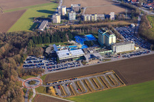 Vue aérienne de Spa thermal Johannesbad Bad Füssing avec école de massage et clinique spécialisée Bad Füssing à le quartier Würding in Bad Füssing dans le département Bavière, Allemagne