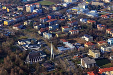 Vue aérienne de Architecture moderne de l'église paroissiale du Saint-Esprit dans la Rathausstraße à Bad Füssing dans le département Bavière, Allemagne