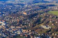 Vue aérienne de Vue de la ville depuis le sud-est avec l'église de pèlerinage de Gartlberg et l'école primaire à le quartier Reichenberg in Pfarrkirchen dans le département Bavière, Allemagne
