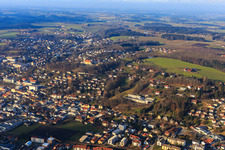 Vue aérienne de Vue de la ville depuis le sud-est avec l'église de pèlerinage de Gartlberg et l'école primaire à le quartier Reichenberg in Pfarrkirchen dans le département Bavière, Allemagne