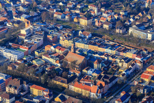 Vue aérienne de Maisons de ville sur la place de la ville et église paroissiale de Saint-Simon et Judas depuis le sud-est à Pfarrkirchen dans le département Bavière, Allemagne