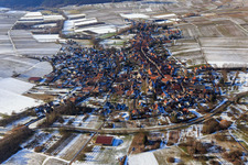 Vue aérienne de Vue d'ensemble du village en hiver avec de la neige venant de l'est à Göcklingen dans le département Rhénanie-Palatinat, Allemagne