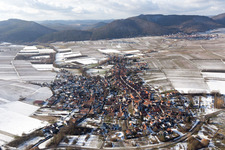 Vue aérienne de Village enneigé d'hiver - vue à Göcklingen dans le département Rhénanie-Palatinat, Allemagne
