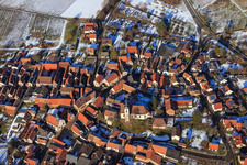 Vue aérienne de Laurentiusgarten sur la Pfaffengasse en hiver avec de la neige à Göcklingen dans le département Rhénanie-Palatinat, Allemagne