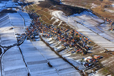 Vue aérienne de Vue du village viticole en hiver avec des vignes enneigées depuis l'est à Ranschbach dans le département Rhénanie-Palatinat, Allemagne
