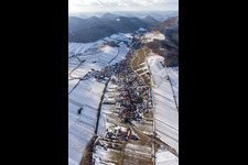 Vue aérienne de Vignobles enneigés en hiver à Ranschbach dans le département Rhénanie-Palatinat, Allemagne