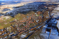 Vue aérienne de Vue du village viticole en hiver entre les vignes enneigées depuis l'ouest à Siebeldingen dans le département Rhénanie-Palatinat, Allemagne