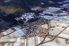 Vue aérienne de Vue d'un village viticole au bord du Haardt en hiver entre des vignes enneigées du sud à Gleisweiler dans le département Rhénanie-Palatinat, Allemagne