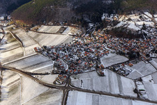 Vue aérienne de Vue d'un village viticole au bord du Haardt en hiver entre des vignes enneigées depuis l'est à Gleisweiler dans le département Rhénanie-Palatinat, Allemagne