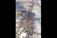 Vue aérienne de Champs agricoles et terres agricoles enneigés en hiver à Roschbach dans le département Rhénanie-Palatinat, Allemagne