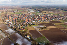 Vue aérienne de Champs agricoles et surfaces utilisables à Zeiskam dans le département Rhénanie-Palatinat, Allemagne