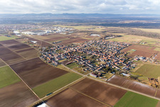 Vue aérienne de Champs agricoles et surfaces utilisables à le quartier Ottersheim in Ottersheim bei Landau dans le département Rhénanie-Palatinat, Allemagne