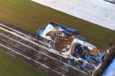 Vue aérienne de Développement des fondations d'une éolienne au parc éolien de Hatzenbühler en hiver avec de la neige à Hatzenbühl dans le département Rhénanie-Palatinat, Allemagne
