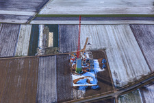Photographie aérienne de Montage du mât d'une éolienne du parc éolien de Hatzenbühler en hiver avec de la neige à Hatzenbühl dans le département Rhénanie-Palatinat, Allemagne
