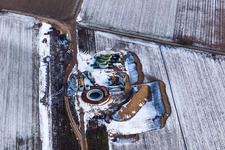 Vue oblique de Chantier de construction enneigé en hiver pour l'assemblage de la tour d'éolienne à Hatzenbühl dans le département Rhénanie-Palatinat, Allemagne