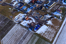 Vue aérienne de Zone industrielle de Geräutäcker en hiver sous la neige à Hatzenbühl dans le département Rhénanie-Palatinat, Allemagne