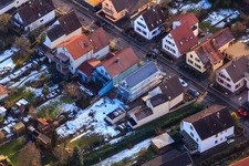 Vue aérienne de Nouvelle maison unifamiliale à Waldstraße en hiver avec de la neige à Kandel dans le département Rhénanie-Palatinat, Allemagne