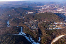 Vue aérienne de Village de vacances d'Eichwald en hiver avec de la neige à le quartier Gossersweiler in Gossersweiler-Stein dans le département Rhénanie-Palatinat, Allemagne