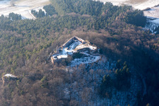 Vue aérienne de Ruines enneigées d'hiver et vestiges du mur de l'ancien complexe du château de Lindelbrunn à Vorderweidenthal dans le département Rhénanie-Palatinat, Allemagne