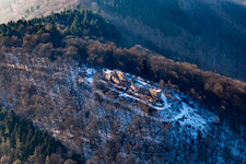 Vue aérienne de Ruines du Höhnburg médiéval Wegelnburg à Schönau dans le département Rhénanie-Palatinat, Allemagne