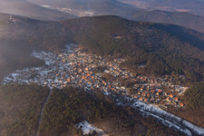 Vue aérienne de Forêt enneigée d'hiver et paysage de montagne de la forêt du sud du Palatinat à Dörrenbach dans le département Rhénanie-Palatinat, Allemagne