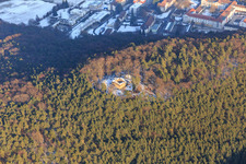 Photographie aérienne de Ruine du Waldschlössel au-dessus de l'hôpital d'État de Landeck en hiver avec peu de neige à Klingenmünster dans le département Rhénanie-Palatinat, Allemagne