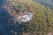 Vue aérienne de Waldschlössel en hiver avec de la neige à Klingenmünster dans le département Rhénanie-Palatinat, Allemagne