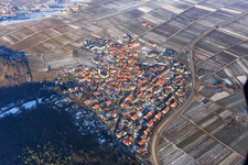 Vue aérienne de Vue d'ensemble du village au bord du Haardt en hiver avec peu de neige du sud à Eschbach dans le département Rhénanie-Palatinat, Allemagne
