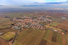Vue aérienne de Vue d'ensemble du village pendant l'inversion en hiver depuis le sud-est à Impflingen dans le département Rhénanie-Palatinat, Allemagne