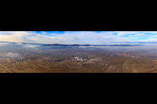 Vue aérienne de Panorama avec nuages bas à Ilbesheim bei Landau in der Pfalz dans le département Rhénanie-Palatinat, Allemagne