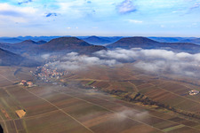Vue aérienne de Vue du village au bord du Haardt en hiver avec des nuages bas venant de l'est à Leinsweiler dans le département Rhénanie-Palatinat, Allemagne
