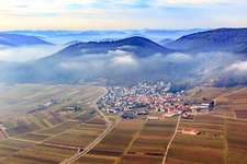 Vue aérienne de Vue du village au bord du Haardt en hiver avec des nuages bas venant de l'est à Eschbach dans le département Rhénanie-Palatinat, Allemagne