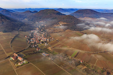 Photographie aérienne de Vue du village au bord du Haardt en hiver avec des nuages bas venant de l'est à Leinsweiler dans le département Rhénanie-Palatinat, Allemagne