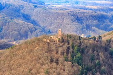 Vue aérienne de Ruines du château de Scharfenberg en hiver à Leinsweiler dans le département Rhénanie-Palatinat, Allemagne