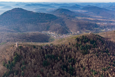 Vue oblique de Ruines du château Anebos Jungturm et Scharfenberg à Leinsweiler dans le département Rhénanie-Palatinat, Allemagne