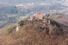 Château de Trifels à Annweiler am Trifels dans le département Rhénanie-Palatinat, Allemagne depuis l'avion