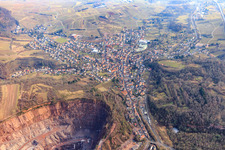 Vue aérienne de Queichtal en hiver depuis l'ouest avec carrière Albersweiler de la Basalt-Actien-Gesellschaft à Albersweiler dans le département Rhénanie-Palatinat, Allemagne