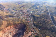 Vue aérienne de Queichtal en hiver depuis l'ouest avec carrière Albersweiler de la Basalt-Actien-Gesellschaft à Albersweiler dans le département Rhénanie-Palatinat, Allemagne
