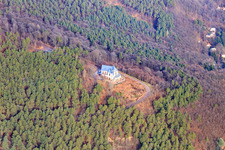 Vue aérienne de La chapelle Sainte-Anne en hiver à Burrweiler dans le département Rhénanie-Palatinat, Allemagne