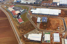 Vue aérienne de Parc industriel W II avec HELLMANN Kunststoff- & Metallgrosshandel GmbH, menuiserie Karsten Kremel, plafonds tendus PLAMECO Palatinat du Sud, emballages transparents Weber GmbH et Raiffeisen Agrarhandel Pfalz GmbH (Herxheim) à Herxheim bei Landau dans le département Rhénanie-Palatinat, Allemagne