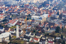 Vue aérienne de Nouveau chantier de construction de bâtiments commerciaux après démolition entre Marktstr- et Goetherstr à Kandel dans le département Rhénanie-Palatinat, Allemagne