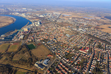 Vue aérienne de Vue de la ville sur la rive du Rhin depuis le sud à Gernsheim dans le département Hesse, Allemagne