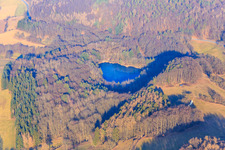 Vue aérienne de Lac de carrière à Fischbachtal à le quartier Meßbach in Fischbachtal dans le département Hesse, Allemagne