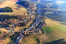 Vue aérienne de Vue du village de l'Odenwald depuis le nord à le quartier Gadern in Wald-Michelbach dans le département Hesse, Allemagne