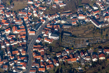 Vue aérienne de Clocher et toit de la tour de l'église évangélique Reichenbach (Odenwald) à le quartier Reichenbach in Lautertal dans le département Hesse, Allemagne
