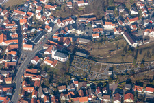 Vue aérienne de Clocher et toit de la tour de l'église évangélique Reichenbach (Odenwald) à le quartier Reichenbach in Lautertal dans le département Hesse, Allemagne