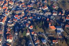 Vue aérienne de Nibelungenstraße au centre du village avec l'église protestante à le quartier Gadernheim in Lautertal dans le département Hesse, Allemagne