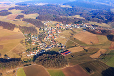Vue aérienne de Vue du village de l'Odenwald depuis le sud-ouest à le quartier Böllstein in Brombachtal dans le département Hesse, Allemagne