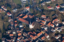 Vue aérienne de Château et église à le quartier Kirchbrombach in Brombachtal dans le département Hesse, Allemagne