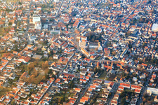 Vue aérienne de Centre-ville avec l'école Goethe Pfungstadt et l'église protestante à Pfungstadt dans le département Hesse, Allemagne